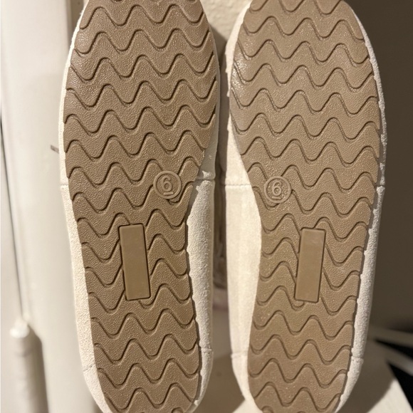 NWT—Auden Womens Bria Faux Fur Moccasin House Shoes Size 6 Off White - Picture 2 of 3